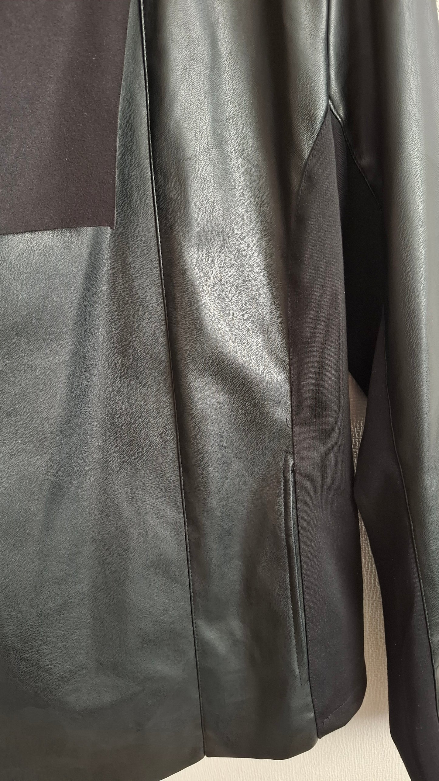 CHAQUETA NEGRA ♻️