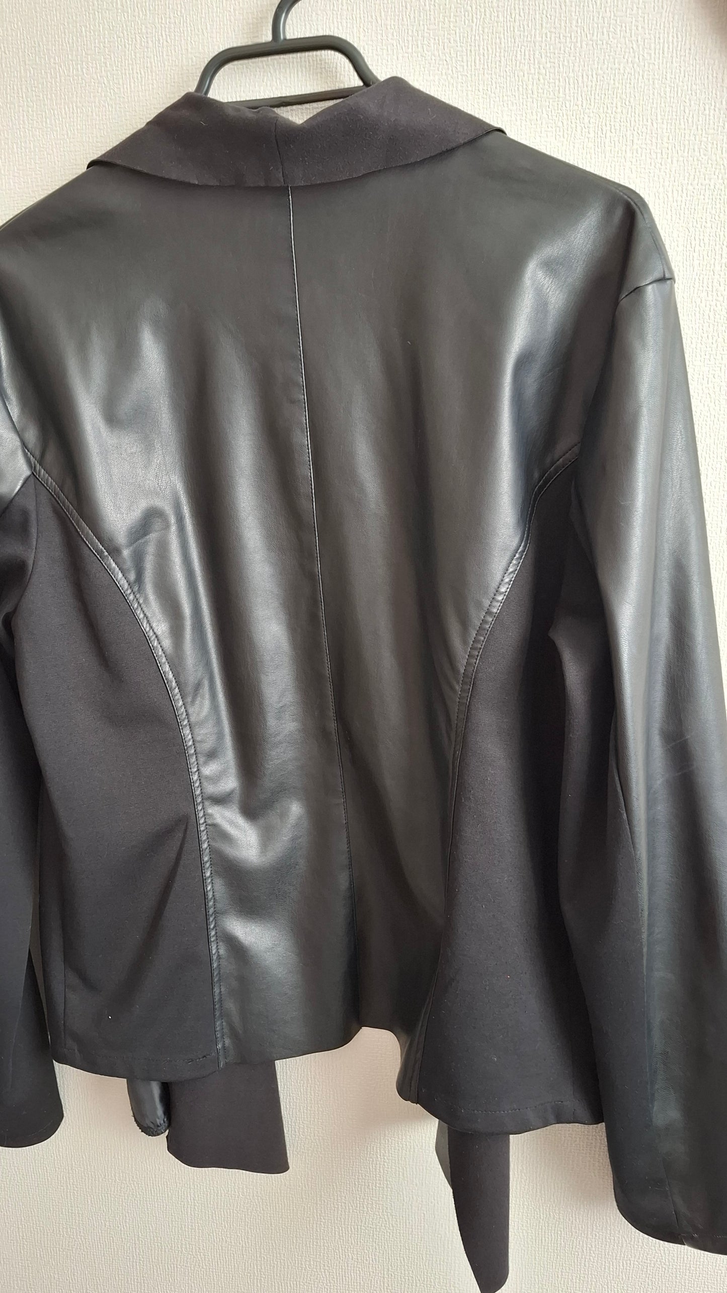 CHAQUETA NEGRA ♻️